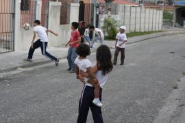 Children playing on the street - photo: S. Preisch
