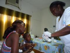 A local mother and her child attend the SOS Medical Centre (photo: SOS archives)