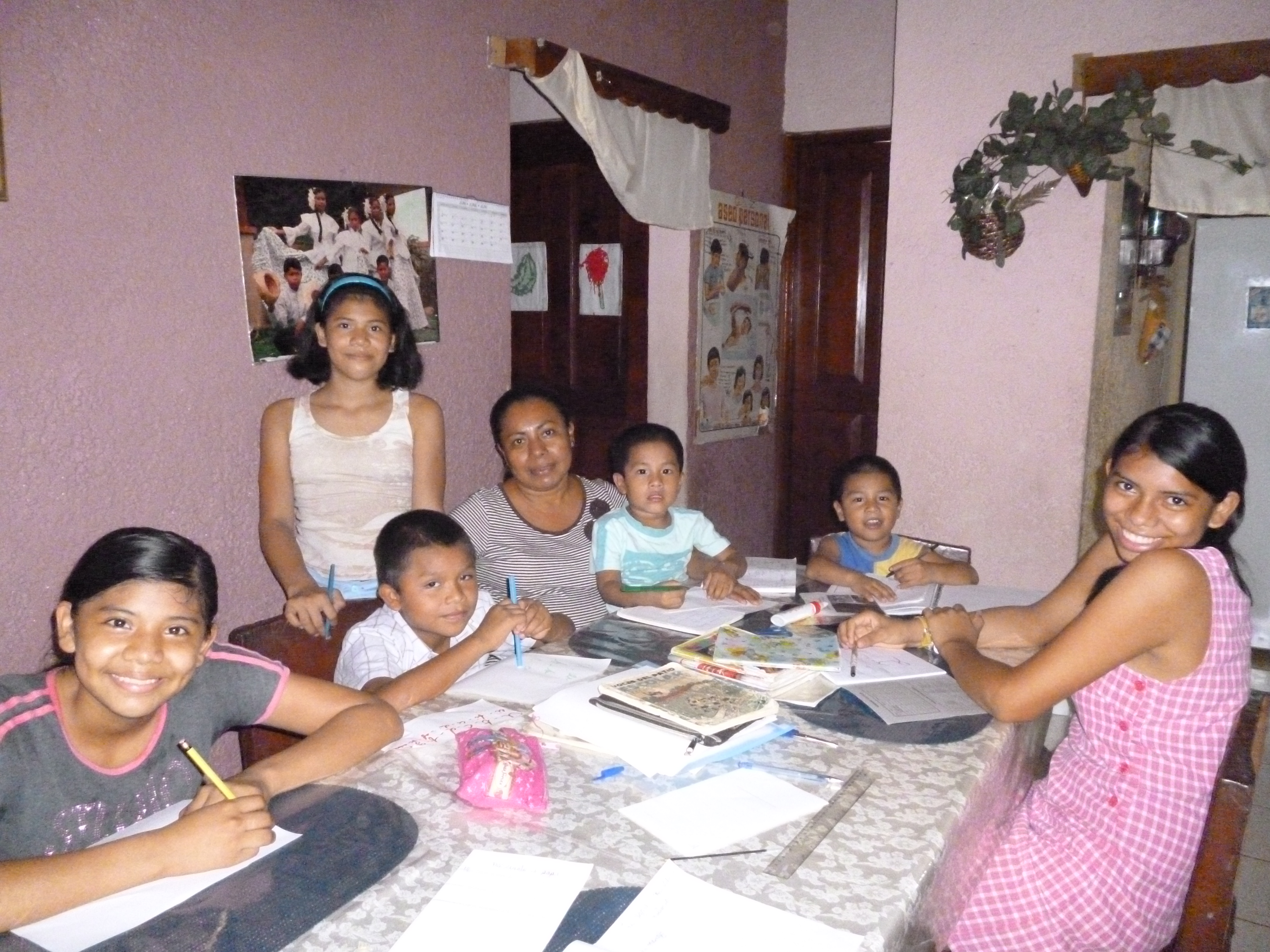 Children from an SOS family doing their homework (photo: I. Vasquez).