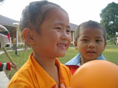 Having fun with a balloon - photo: S. Molitor