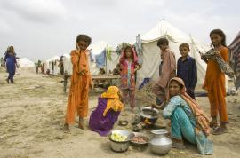 Refugees after the floods - photo: B. Neeleman