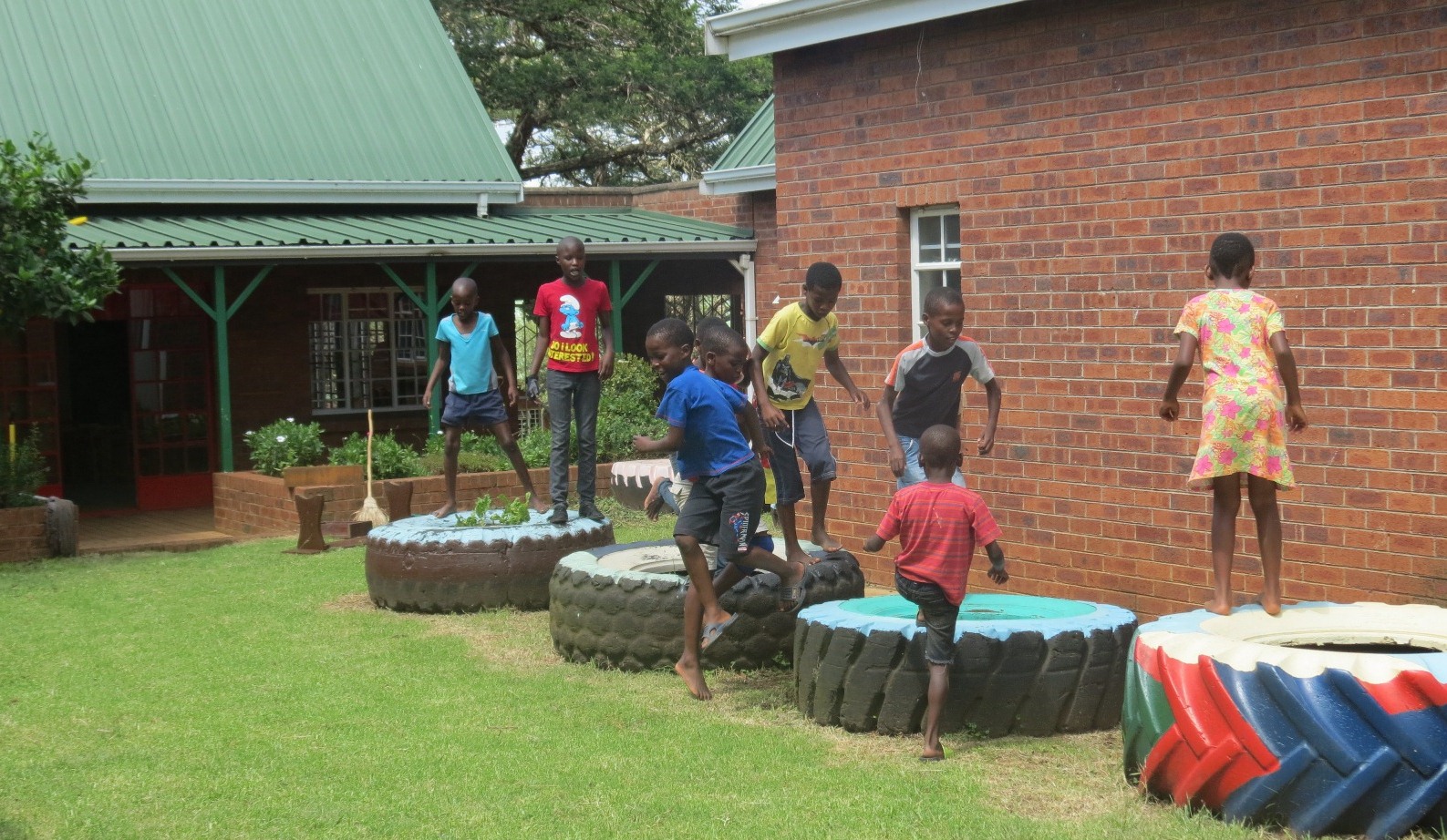 Studying hard - photo: B. Dimbleby Studying hard - photo: B. Dimbleby