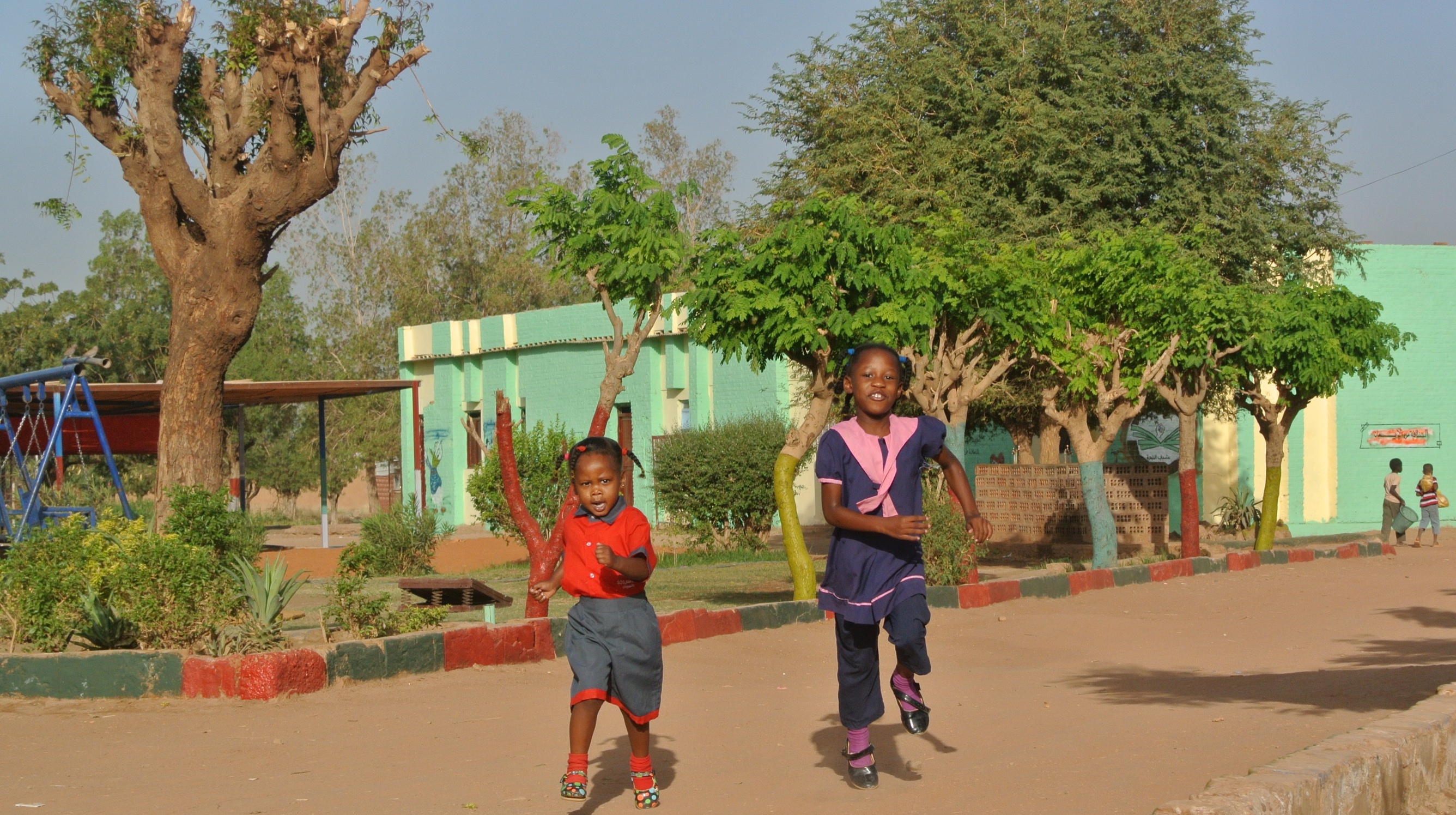 Children striking a pose for the camera - photo: C. Ashleigh Children striking a pose for the camera - photo: C. Ashleigh