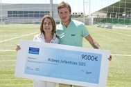 David Beckham with a Spanish SOS co-worker - Photo: www.realmadrid.com