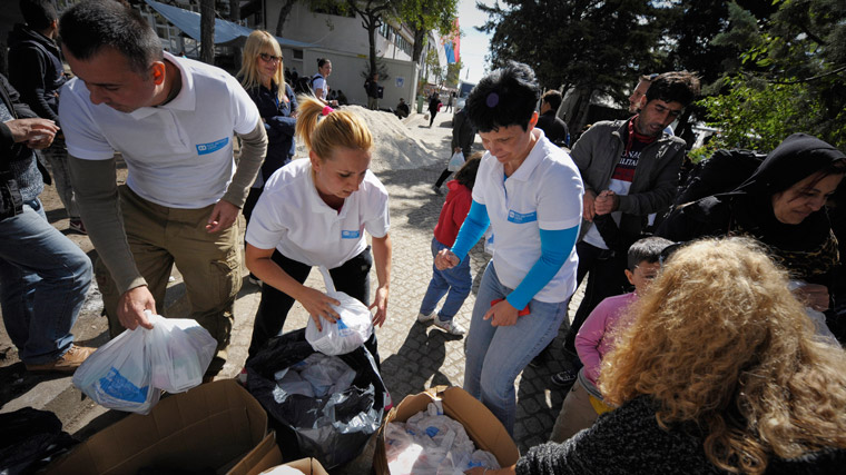 SOS co-workers providing urgent aid to refugees in Serbia