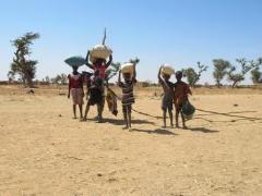 Hundreds of thousands of people flee the fighting