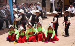 Children perform a traditional dance (photo: F. Espinoza )