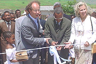 Prime Minister Neves cuts the ribbon - Photo: SOS Archives