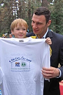 Special guest Vitali Klitschko with a little friend - Photo: T. Ustinova 