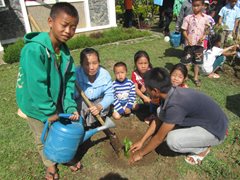 An SOS family planting flowers in the garden (photo: SOS archives).