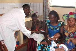 Local mothers and their babies attend the SOS Medical Centre for vaccinations (photo: SOS archives)