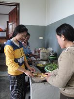 Children and their SOS mother making lunch together (photo: SOS archives).