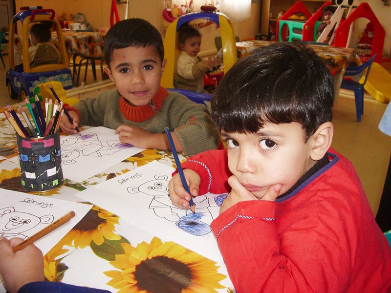 Colouring in together (photo: SOS archives)