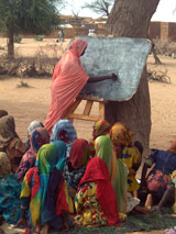 Lessons are given in the shadow of a tree - Photo: Y. van den Broek