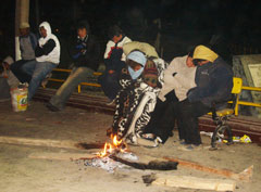 Families sleeping in the streets of Pisco - Photo: SOS Archives