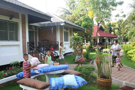 An SOS family working in the garden (photo: SOS archives)