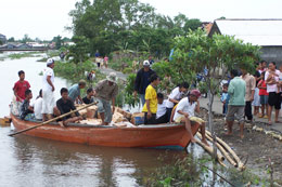 Distribution of relief goods by boat - Photo: SOS Archives