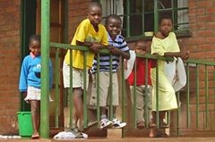 An SOS family looks out over the balcony (photo: R. Klinger.)