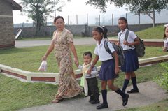 An SOS family going to school (photo: SOS archives)