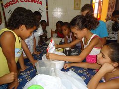 Children from the SOS Children's Village bake a cake (photo: SOS archives)