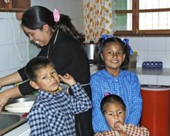 An SOS family cooking dinner at home (photo: F. Espinoza)