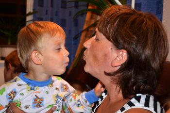 This little boy can grow up feeling secure in the arms of his SOS mother (photo: M.MÃ¤gi).
