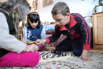 Playing chess at home (photo: K. Ilievska)