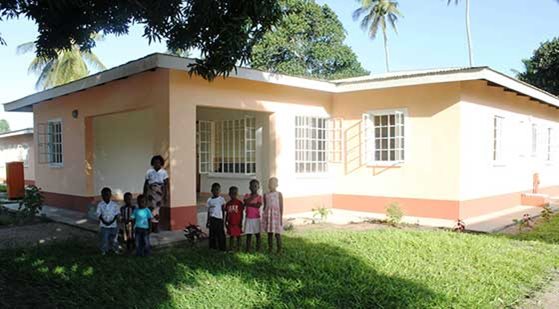 An SOS family in front of their home (photo: SOS archives)