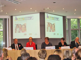 From left: R. Pichler (SOS), Ferrero-Waldner, Lissy Gröner, M. Niederle (FICE), K. Henderson (IFCO) - Foto: Margreiter