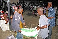 Distributing rice to the refugees - Photo: SOS Archives