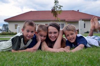 Children grow up together with their brothers and sisters (photo: M.MÃ¤gi).