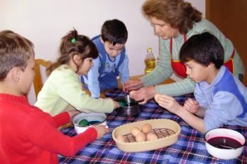 An SOS family dyeing eggs to celebrate Easter (photo: K. Ilievska)