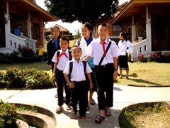 An SOS family on the way to school (photo: SOS archives).