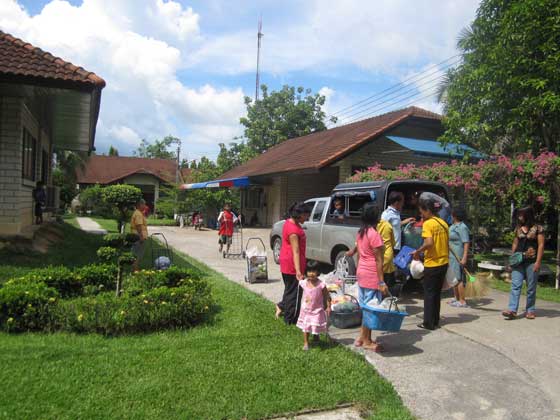 A family returning from the market (photo: SOS archives)