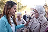 A warm meeting between Queen Rania and two SOS mothers in Amman - Photo: Royal Hashemite Court