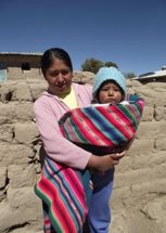 A young mother with her son (photo: F. Espinoza)