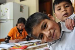 Doing our homework together (photo: F. Espinoza)